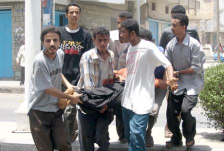 متظاهرون يحملون أحد القتلى في مدينة الحديدة أمس الأول الخميس